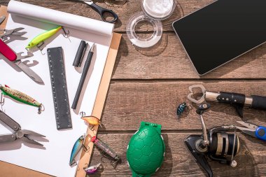 Olta, misina, iplik Balık tutma - kanca ve ahşap arka plan üzerinde lures.