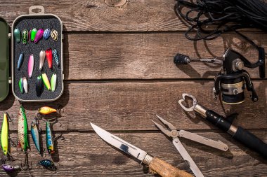 Olta, misina, iplik Balık tutma - kanca ve ahşap arka plan üzerinde lures.
