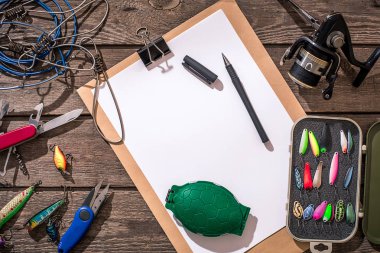 Olta, misina, iplik Balık tutma - kanca ve ahşap arka plan üzerinde lures.