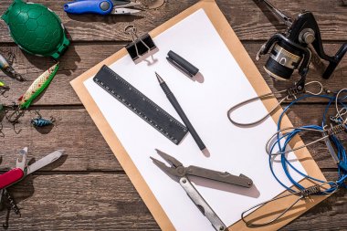 Olta, misina, iplik Balık tutma - kanca ve ahşap arka plan üzerinde lures.