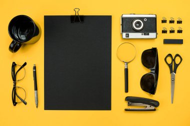 Çalışma alanı office öğeleri ve bir masa üzerine iş öğeleri ile. Con