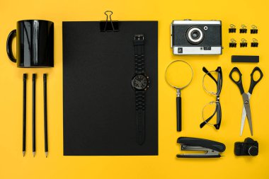 Çalışma alanı office öğeleri ve bir masa üzerine iş öğeleri ile. Con