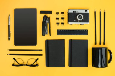 Çalışma alanı office öğeleri ve bir masa üzerine iş öğeleri ile. Con
