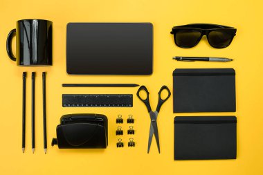 Çalışma alanı office öğeleri ve bir masa üzerine iş öğeleri ile. Con