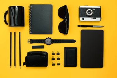 Çalışma alanı office öğeleri ve bir masa üzerine iş öğeleri ile. Con