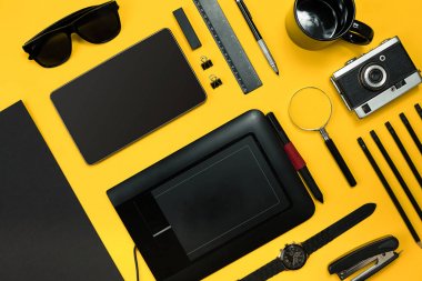 Çalışma alanı office öğeleri ve bir masa üzerine iş öğeleri ile. Con