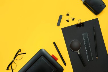 Çalışma alanı office öğeleri ve bir masa üzerine iş öğeleri ile. Con