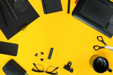 Çalışma alanı office öğeleri ve bir masa üzerine iş öğeleri ile. Con