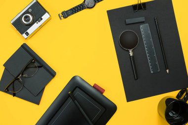 Çalışma alanı office öğeleri ve bir masa üzerine iş öğeleri ile. Con