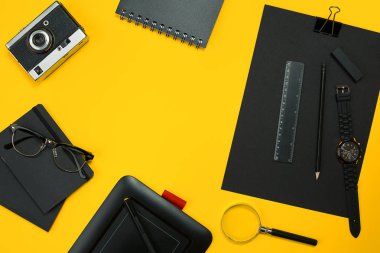 Çalışma alanı office öğeleri ve bir masa üzerine iş öğeleri ile. Con