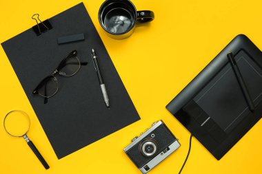 Çalışma alanı office öğeleri ve bir masa üzerine iş öğeleri ile. Con