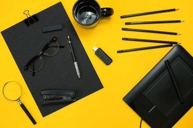 Çalışma alanı office öğeleri ve bir masa üzerine iş öğeleri ile. Con