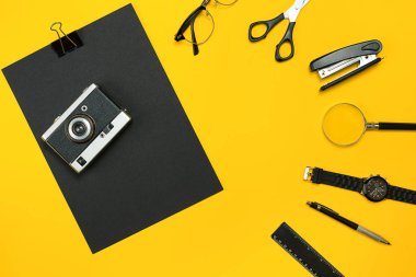 Çalışma alanı office öğeleri ve bir masa üzerine iş öğeleri ile. Con