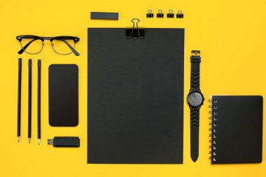 Çalışma alanı office öğeleri ve bir masa üzerine iş öğeleri ile. Con