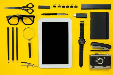 Office sarı bir arka plan üzerinde siyah nesnelerden. İş ve yaratıcılık. Üstten Görünüm.