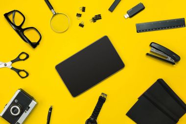 Office sarı bir arka plan üzerinde siyah nesnelerden. İş ve yaratıcılık. Üstten Görünüm.