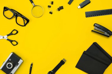 Office sarı bir arka plan üzerinde siyah nesnelerden. İş ve yaratıcılık. Üstten Görünüm.