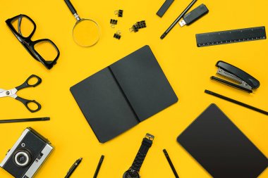 Çalışma alanı office öğeleri ve bir masa üzerine iş öğeleri ile. Con