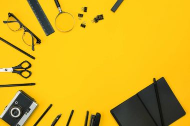 Çalışma alanı office öğeleri ve bir masa üzerine iş öğeleri ile. Con