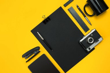 Çalışma alanı office öğeleri ve bir masa üzerine iş öğeleri ile. Con