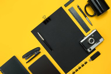 Çalışma alanı office öğeleri ve bir masa üzerine iş öğeleri ile. Con