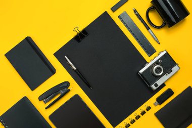 Çalışma alanı office öğeleri ve bir masa üzerine iş öğeleri ile. Con