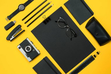 Çalışma alanı office öğeleri ve bir masa üzerine iş öğeleri ile. Con