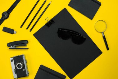 Office sarı bir arka plan üzerinde siyah nesnelerden. İş ve yaratıcılık. Üstten Görünüm.
