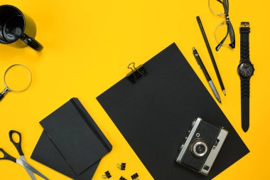 Çalışma alanı office öğeleri ve bir masa üzerine iş öğeleri ile. Con