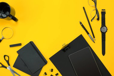 Çalışma alanı office öğeleri ve bir masa üzerine iş öğeleri ile. Con