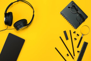 Çalışma alanı office öğeleri ve bir masa üzerine iş öğeleri ile. Con