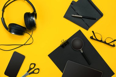 Çalışma alanı office öğeleri ve bir masa üzerine iş öğeleri ile. Con