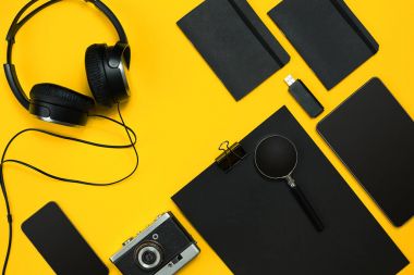 Çalışma alanı office öğeleri ve bir masa üzerine iş öğeleri ile. Con