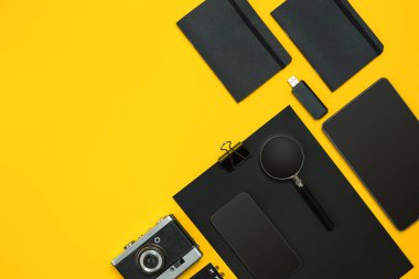 Çalışma alanı office öğeleri ve bir masa üzerine iş öğeleri ile. Con