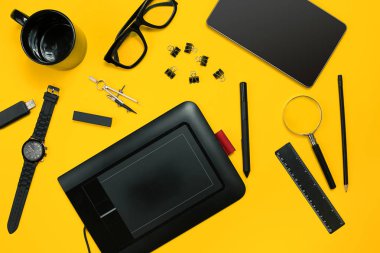 Çalışma alanı office öğeleri ve bir masa üzerine iş öğeleri ile. Con