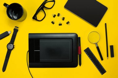 Office sarı bir arka plan üzerinde siyah nesnelerden. İş ve yaratıcılık. Üstten Görünüm.