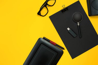 Çalışma alanı office öğeleri ve bir masa üzerine iş öğeleri ile. Con