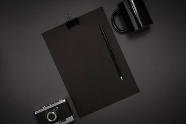 Office koyu gri arka plan üzerinde siyah nesnelerden. İş bir