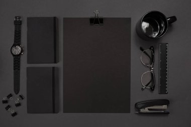 Office koyu gri arka plan üzerinde siyah nesnelerden. İş ve yaratıcılık. Üstten Görünüm.