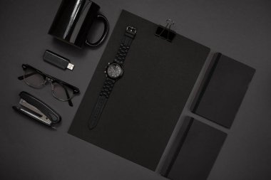 Natürmort, iş, ofis, banka donatımı veya eğitim kavramı. Okuma