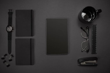 Office koyu gri arka plan üzerinde siyah nesnelerden. İş bir