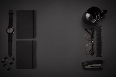 Office koyu gri arka plan üzerinde siyah nesnelerden. İş bir