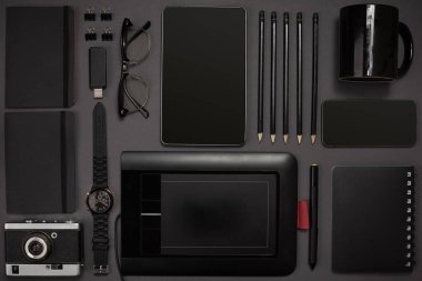 Office koyu gri arka plan üzerinde siyah nesnelerden. İş bir