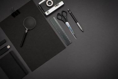 Office koyu gri arka plan üzerinde siyah nesnelerden. İş bir