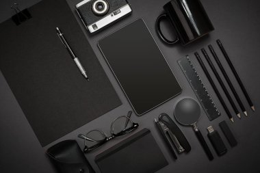 Natürmort, iş, ofis, banka donatımı veya eğitim kavramı. Okuma