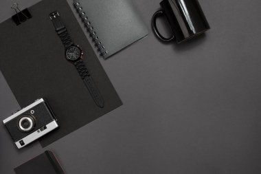 Office koyu gri arka plan üzerinde siyah nesnelerden. İş ve yaratıcılık. Üstten Görünüm.