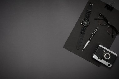 Office koyu gri arka plan üzerinde siyah nesnelerden. İş bir