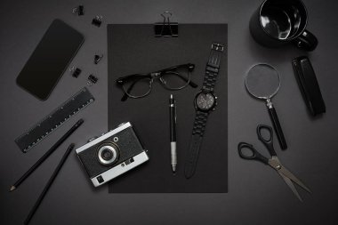 Natürmort, iş, ofis, banka donatımı veya eğitim kavramı. Okuma