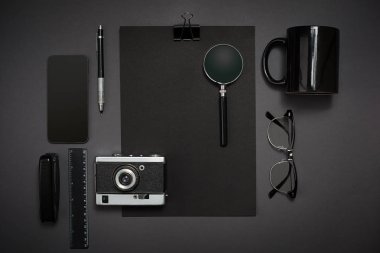 Natürmort, iş, ofis, banka donatımı veya eğitim kavramı. Okuma