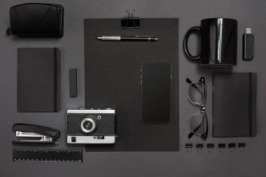 office öğeleri ve iş öğelerini bir masa üzerine iş yeri. marka için kavram. Üstten Görünüm.